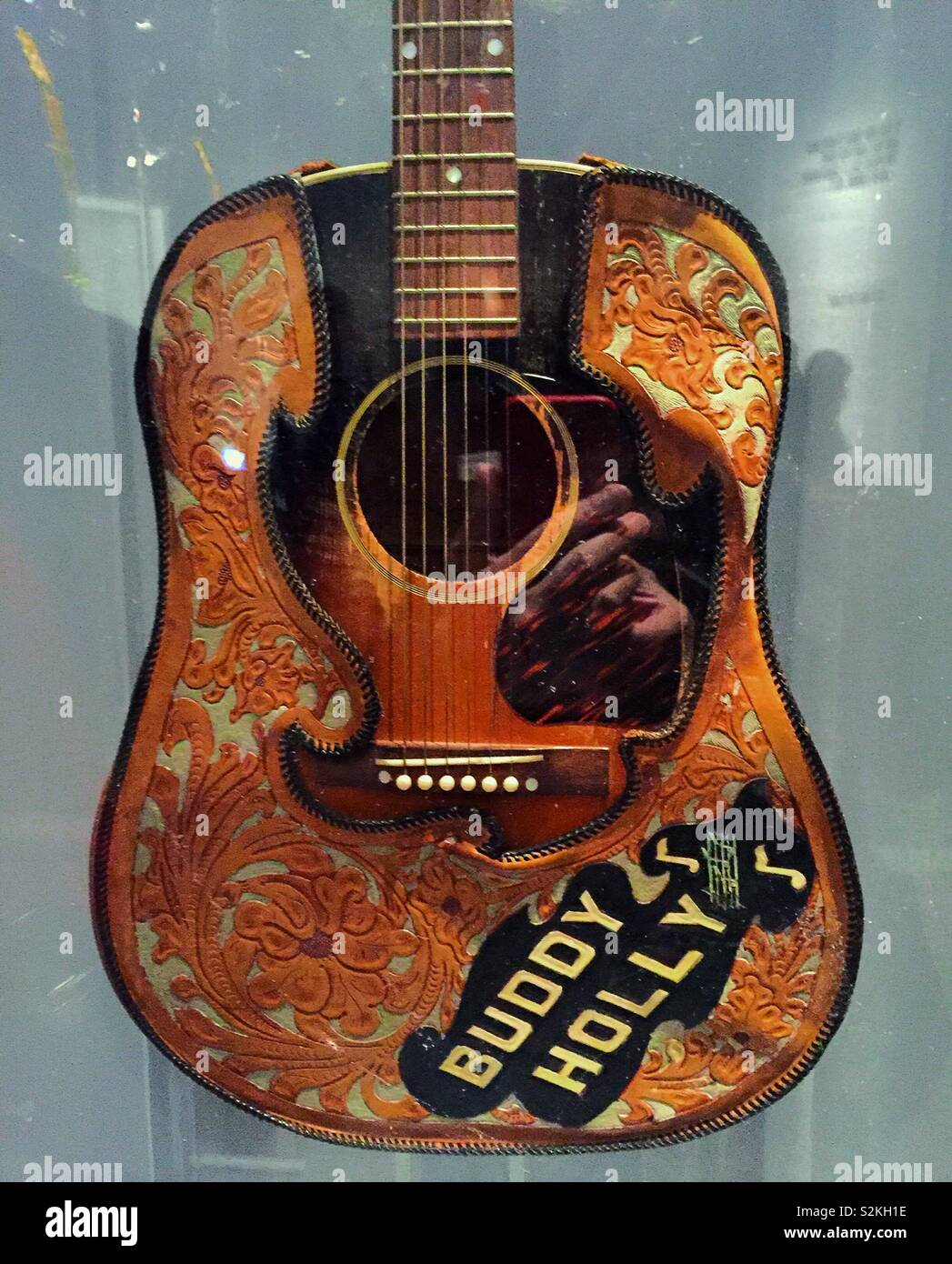 Chitarra acustica appartenenti a Buddy Holly cesellata con rivestimento in pelle, Metropolitan Museum of Art, strumenti di rock 'n' roll, NYC, STATI UNITI D'AMERICA Foto Stock