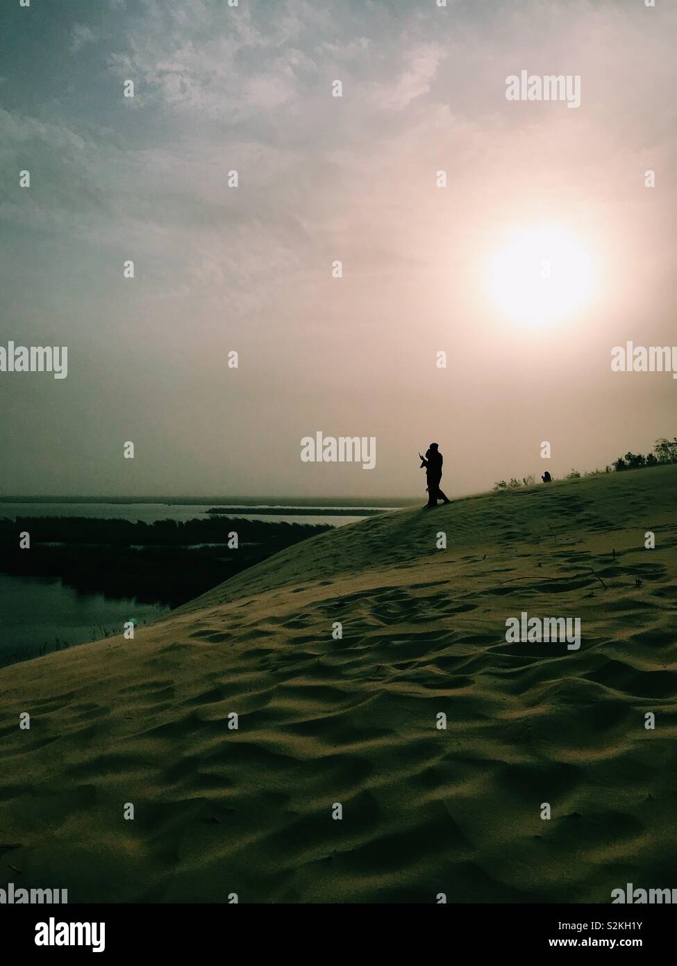 Guardando intorno al lago Alasfer tra il deserto in Alhasa est della città di Arabia Saudita. In realtà è una delle sette meraviglie del mondo perché si tratta di un lago in mezzo al deserto Foto Stock