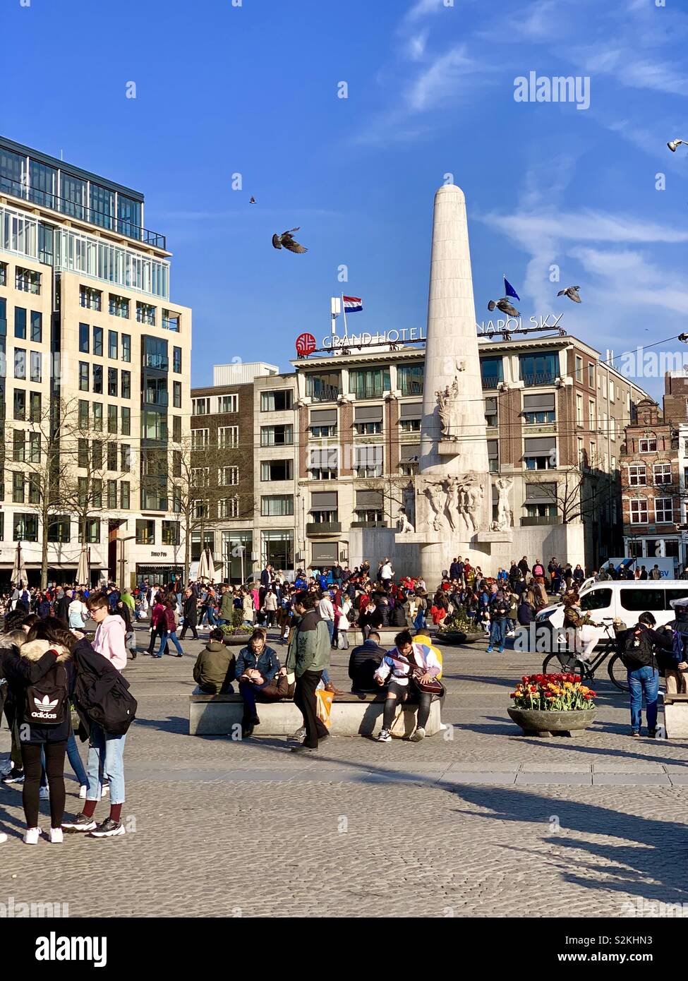 Amsterdam, Paesi Bassi - 9 April 2019: un sacco di persone in piazza Dam su un luminoso pomeriggio di primavera. - Immagine stock catturata con smartphone