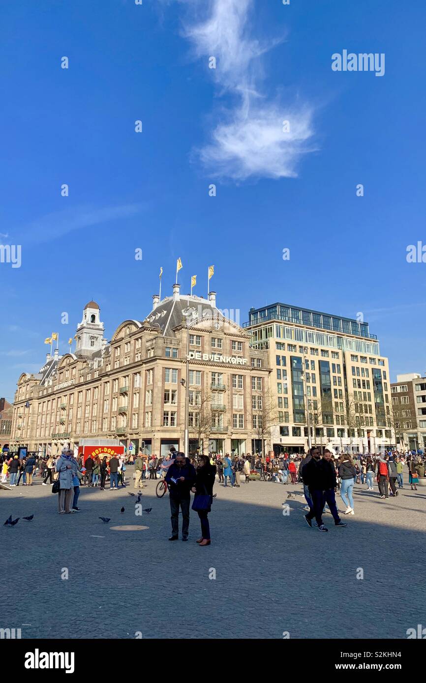 Amsterdam, Paesi Bassi - 9 April 2019: un sacco di persone in piazza Dam su un luminoso pomeriggio di primavera. - Immagine stock catturata con smartphone