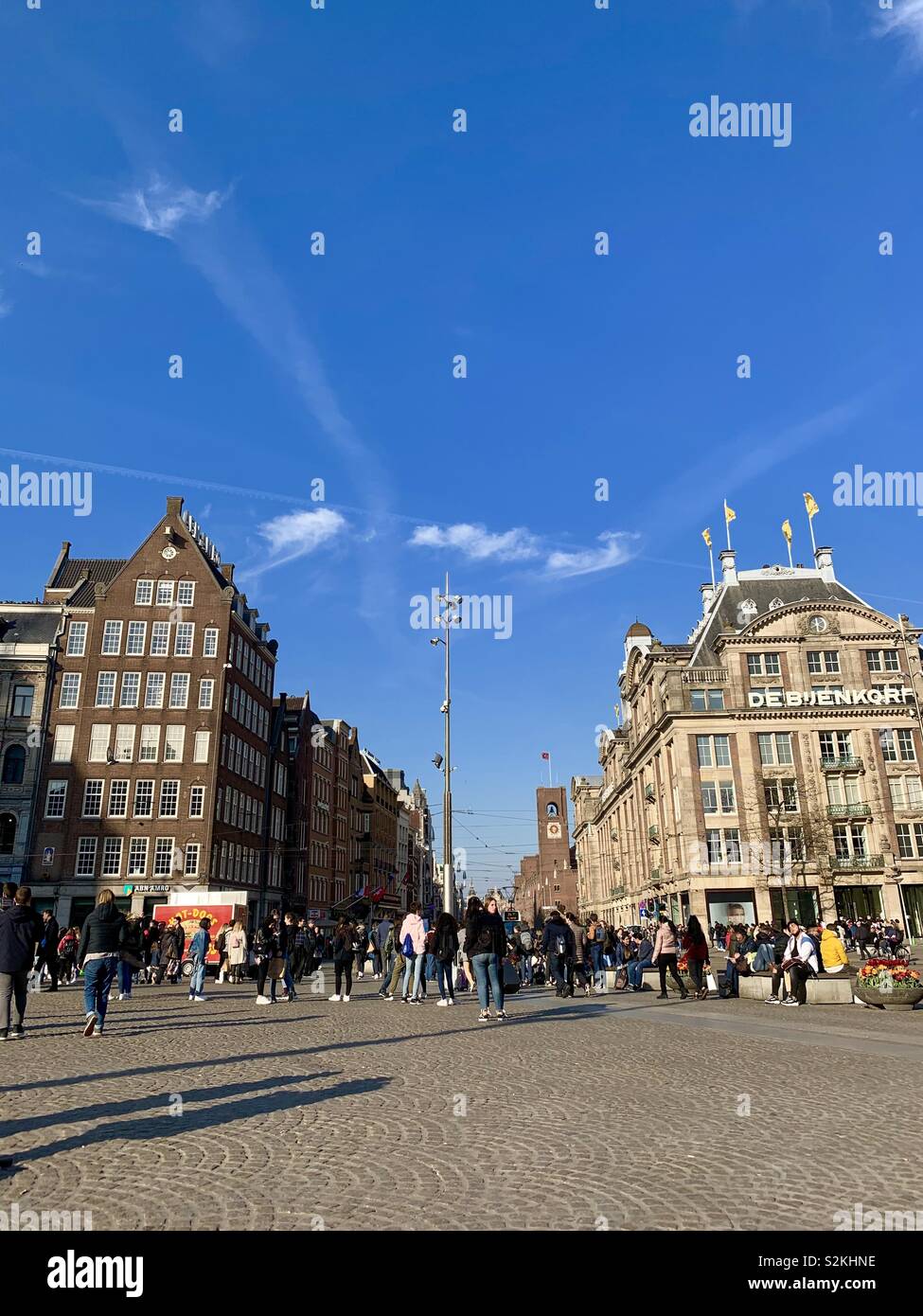 Amsterdam, Paesi Bassi - 9 April 2019: un sacco di persone in piazza Dam su un luminoso pomeriggio di primavera. - Immagine stock catturata con smartphone