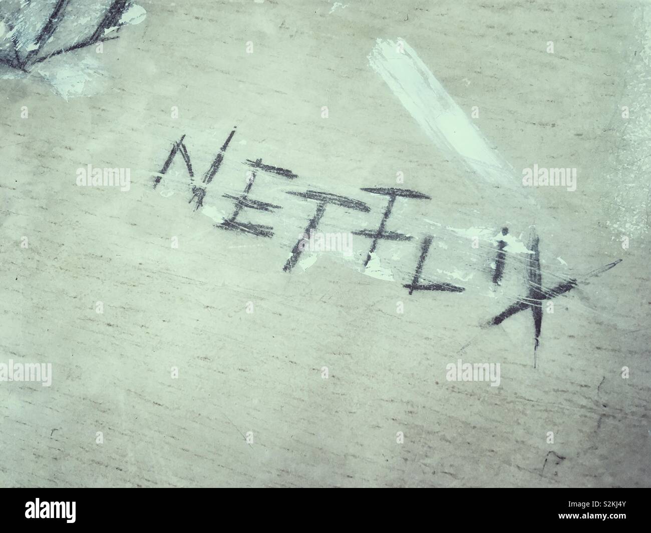 Netflix scritto con una matita su una superficie in legno Foto Stock