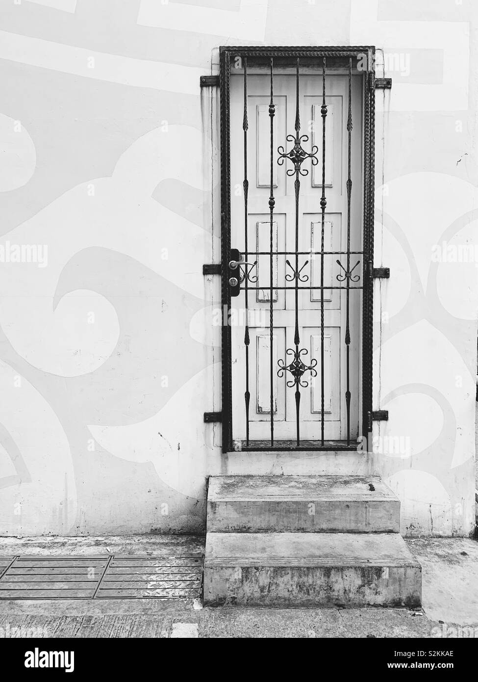Fasi di cemento e ornati porta sbarrata in edificio in Chinatown di Singapore - Immagine stock catturata con smartphone