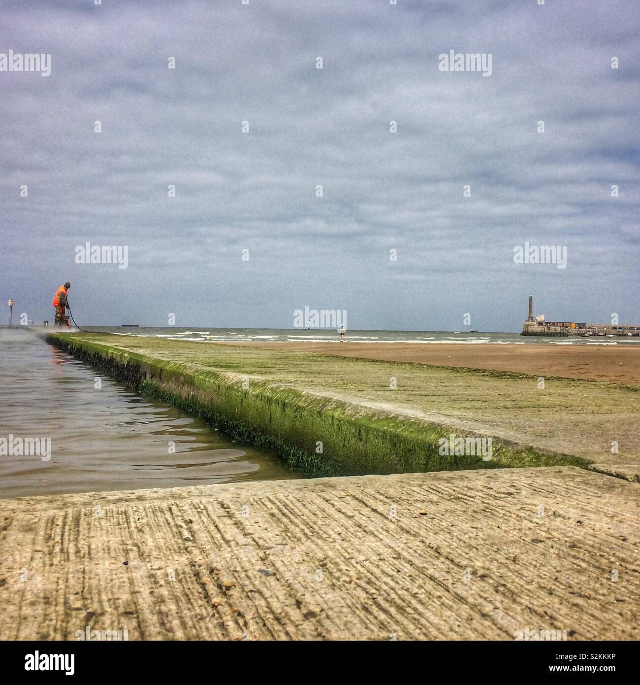 Pool di marea che viene pulita pronta per la stagione estiva a Margate, Kent Foto Stock