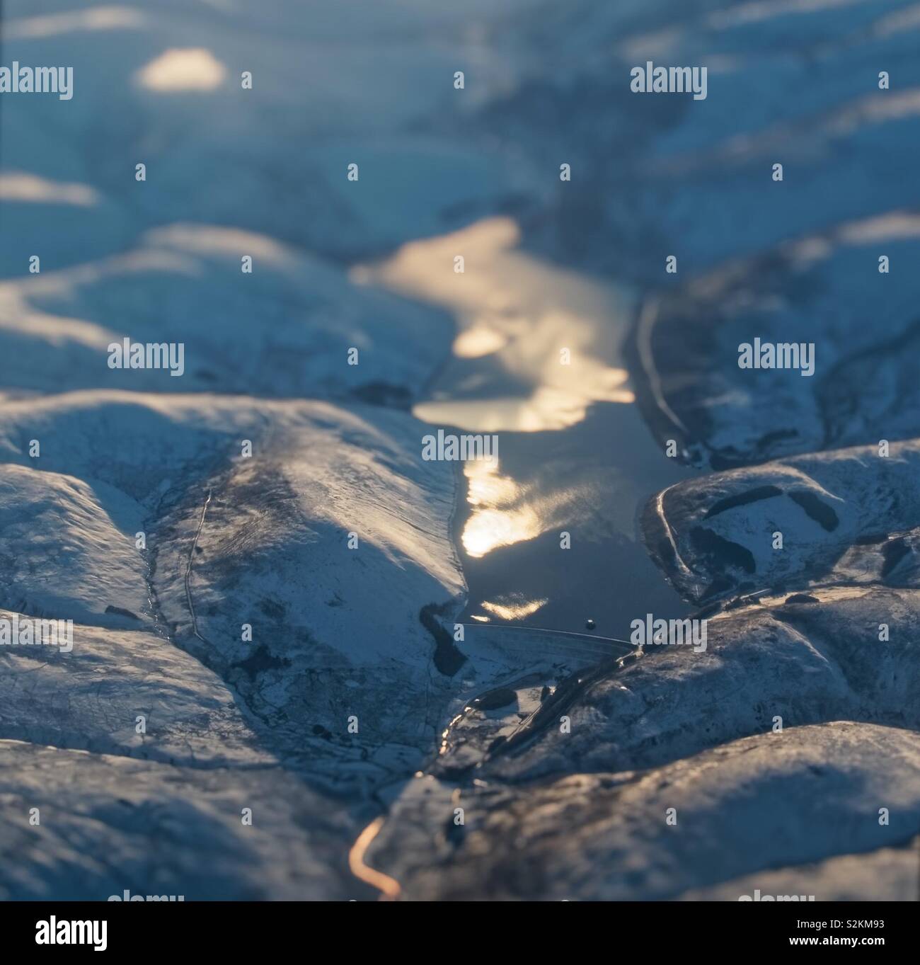 Tilt Shift miniatura del serbatoio scozzese entro la neve sulle colline coperte Foto Stock