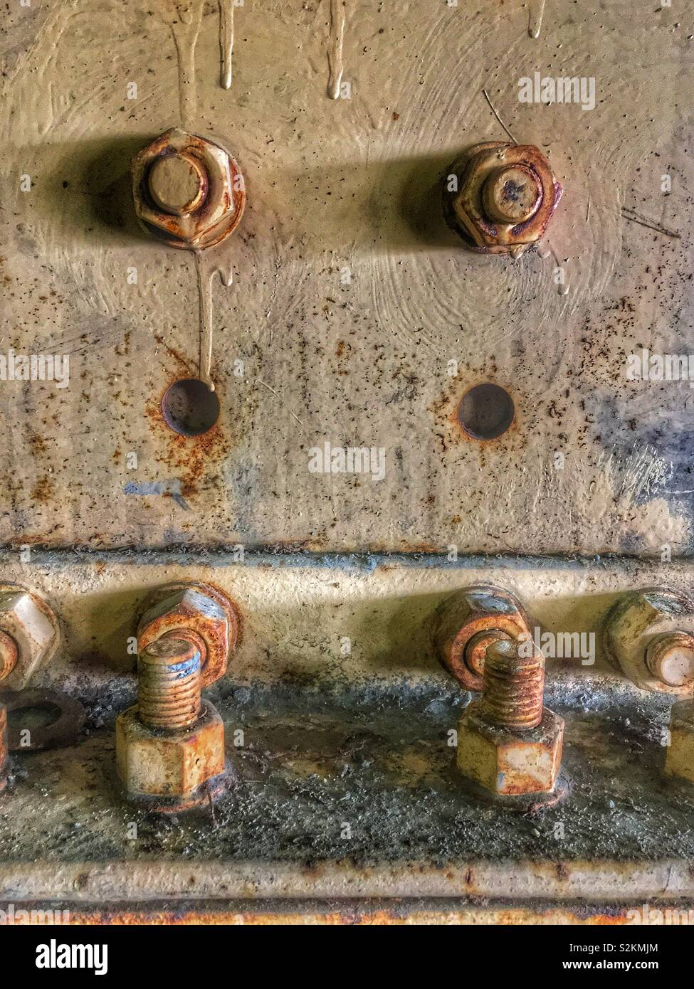 Grimy Dirty old autentica vite in acciaio, angolo, e la piastra di connessione. Foto Stock