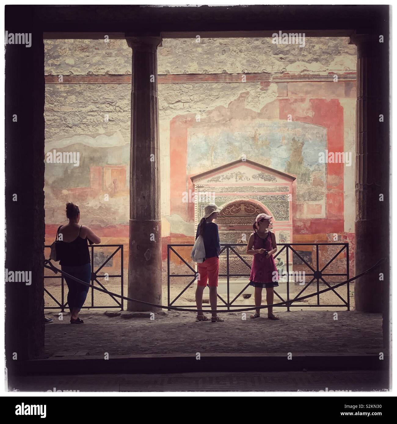 Incorniciato da colonne a Pompei, Italia Foto Stock