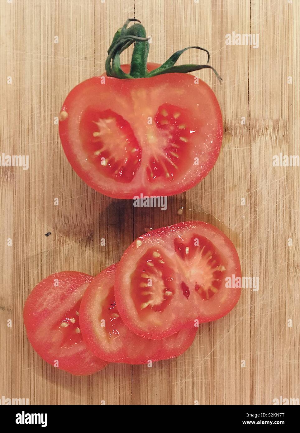 Pomodori freschi su un tagliere pronto per la cottura Foto Stock