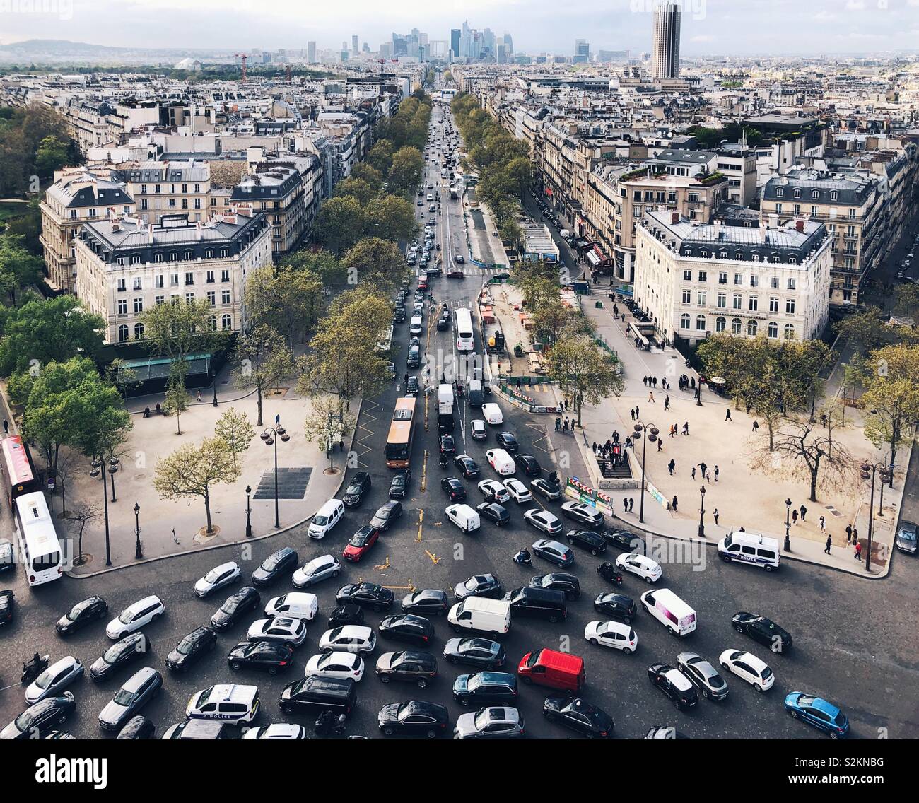 Inceppamento di traffico nel cerchio che circonda Arc de Triomphe a Parigi Foto Stock