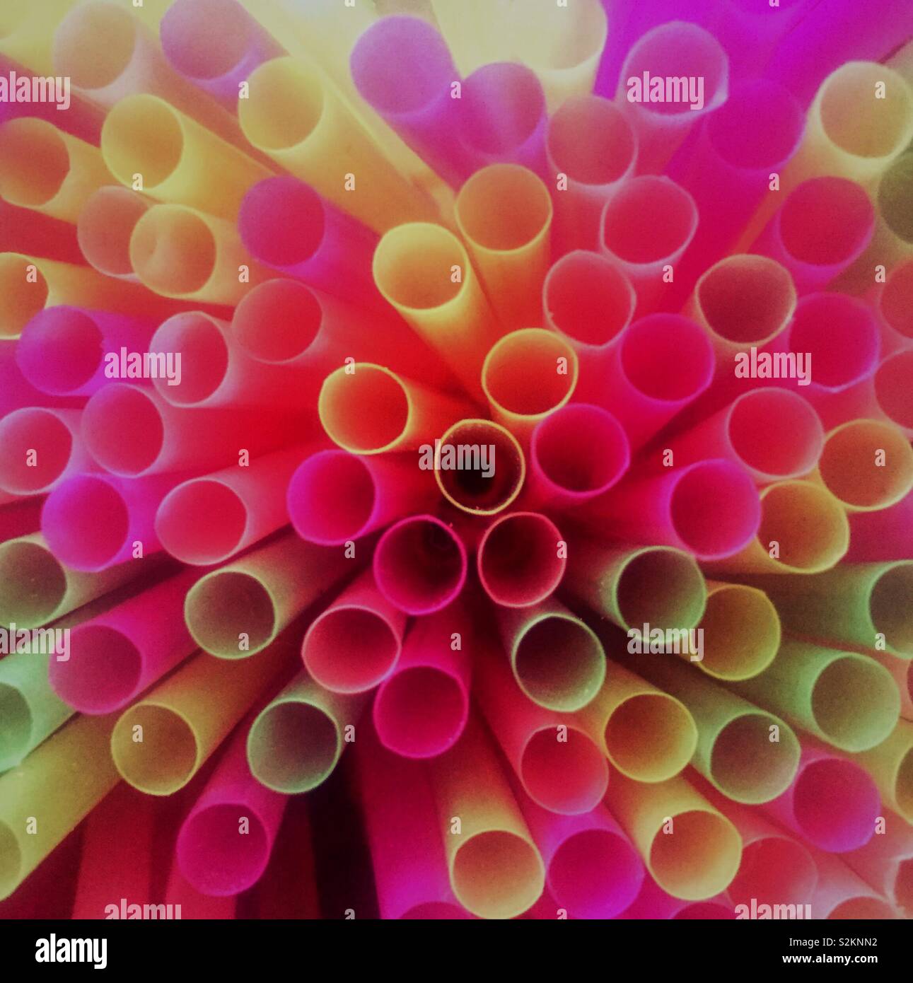 Close up di cannucce di plastica. Colorati e abstract - Immagine stock catturata con smartphone