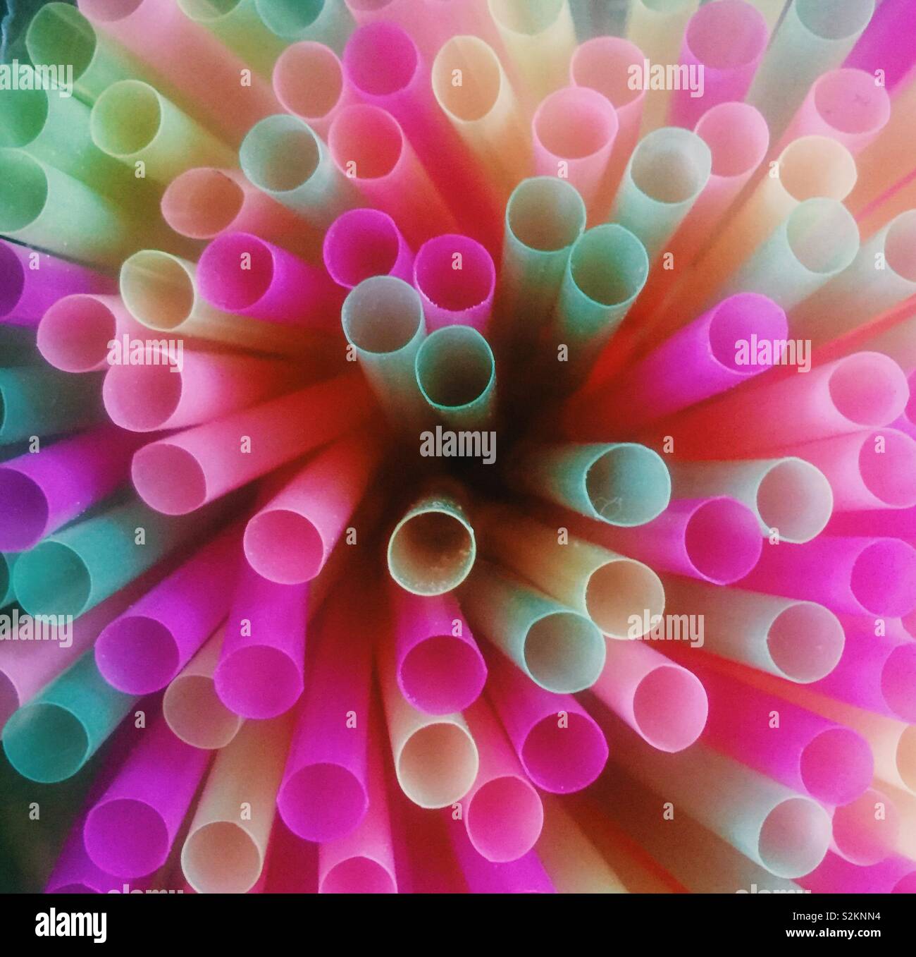 Close up di coloratissimi cannucce di plastica. Plastici monouso - Immagine stock catturata con smartphone