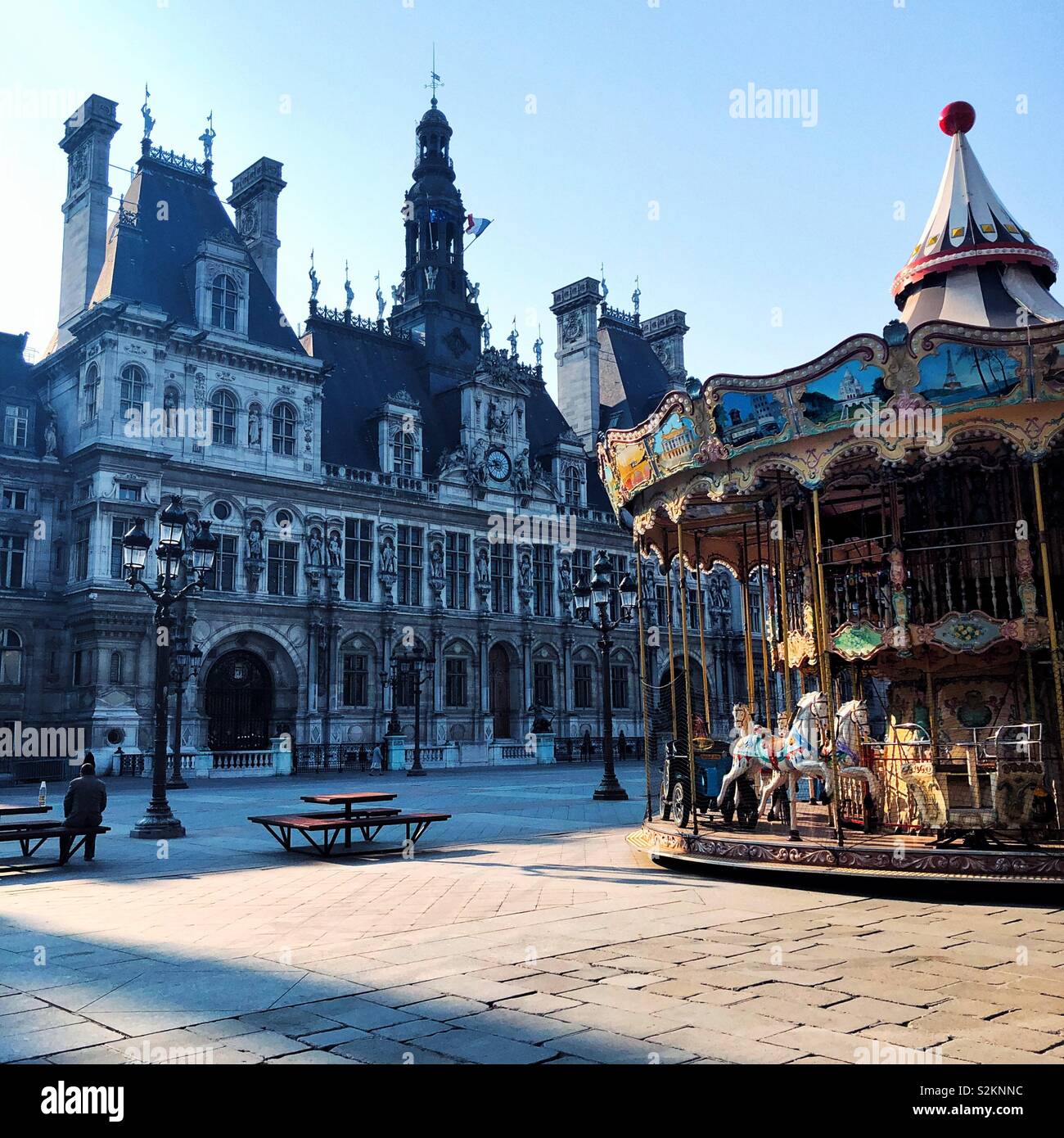 Giostra dell'Hotel de Ville plaza a Parigi - Immagine stock catturata con smartphone