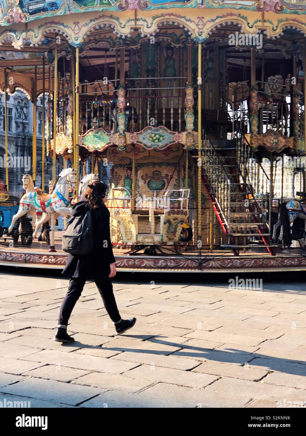 Giovane donna parigina con zaino passeggiate passato giostra Vicino a Hotel de Ville - Immagine stock catturata con smartphone