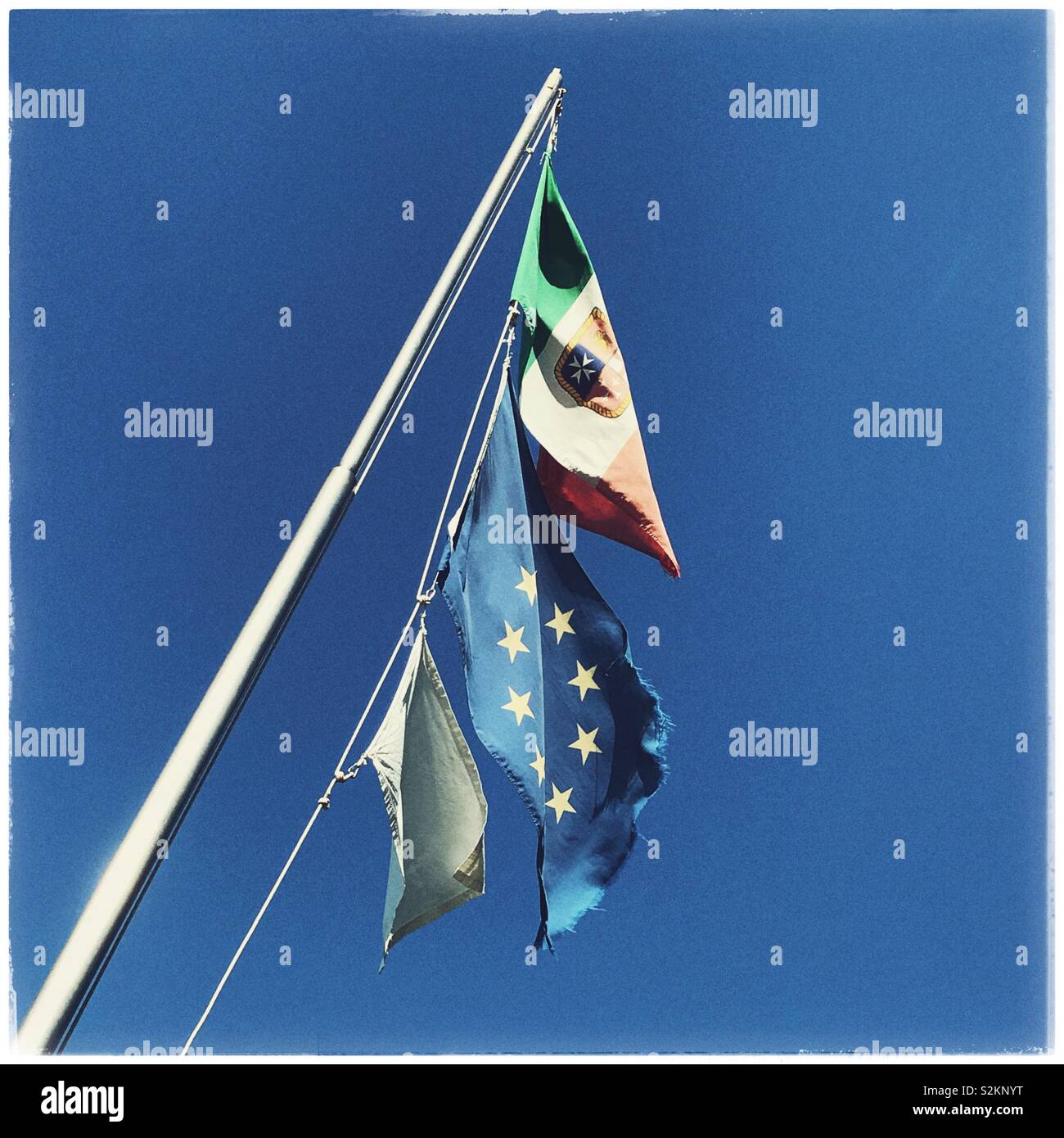 Italiano e bandiera UE contro il cielo blu Foto Stock