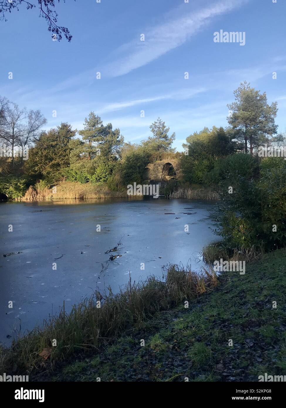 Vista della cascata attraverso undici acri di lago a Stowe Gardens, Buckinghamshire. Il National Trust Foto Stock