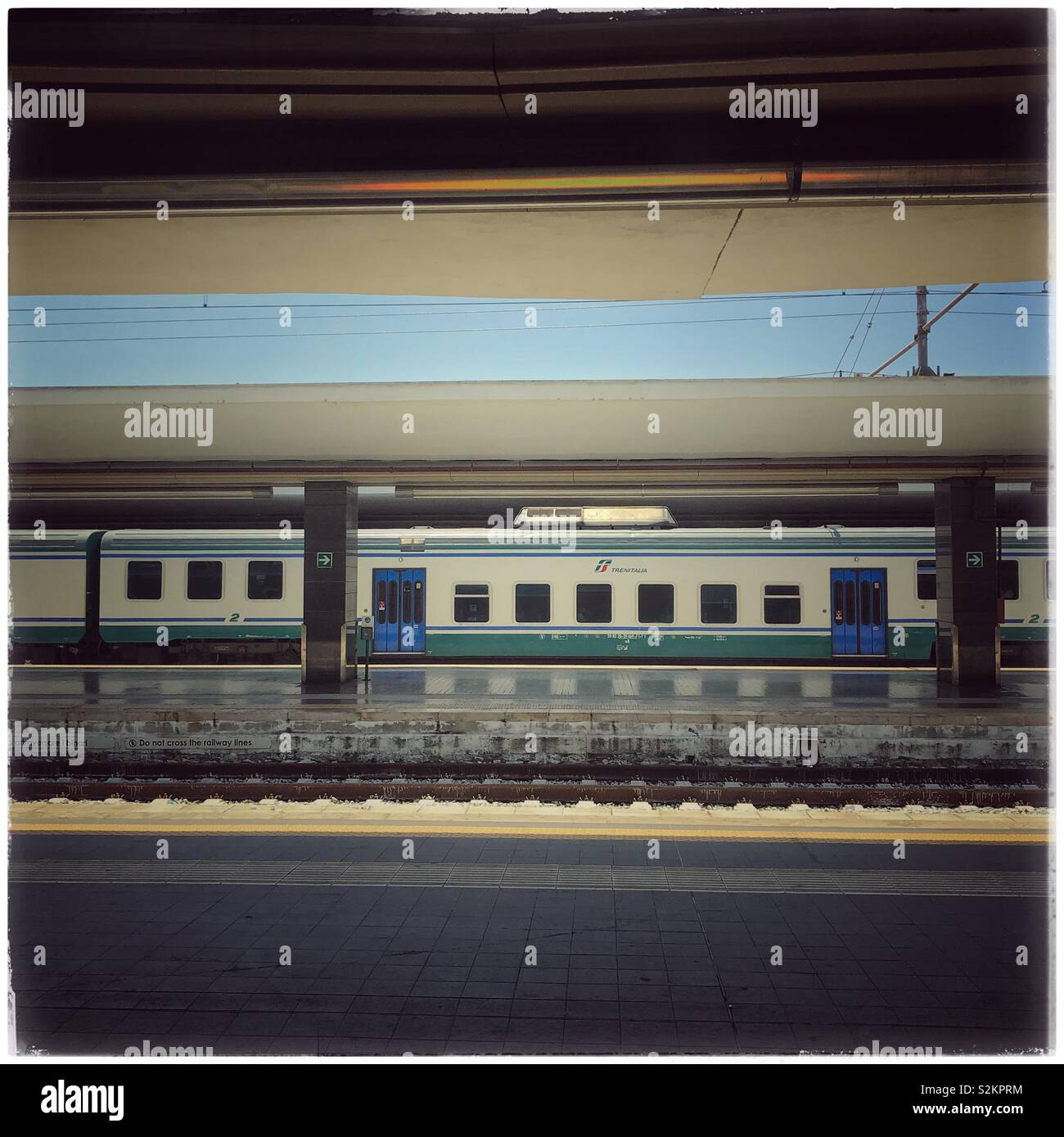 Le linee orizzontali in corrispondenza della stazione ferroviaria di Napoli Foto Stock