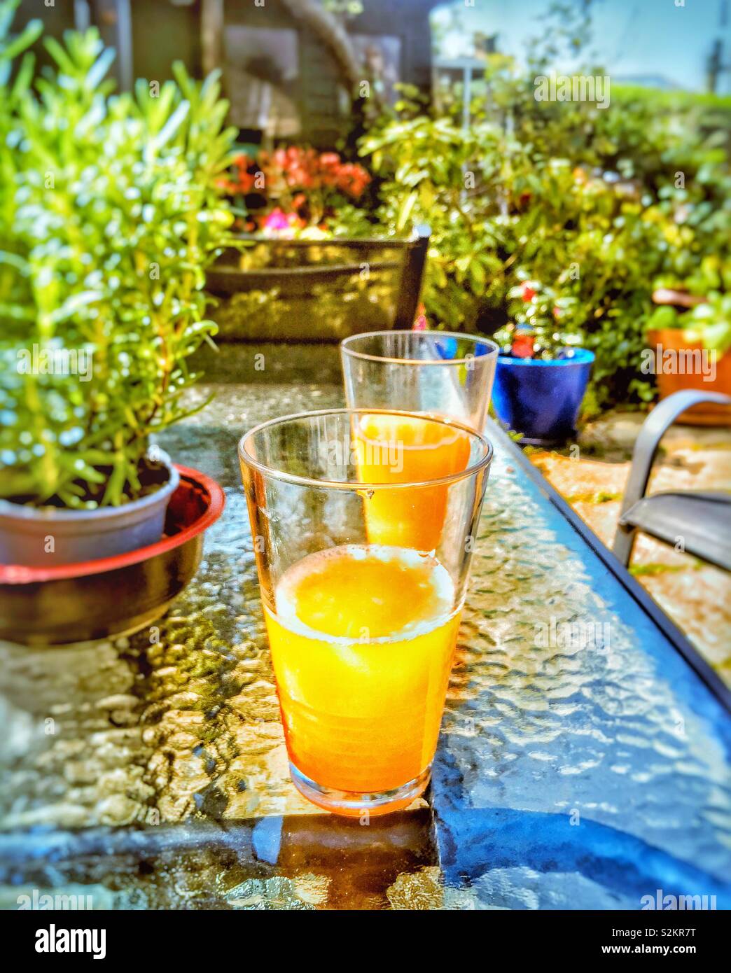 Bevande su un tavolo da giardino. - Immagine stock catturata con smartphone