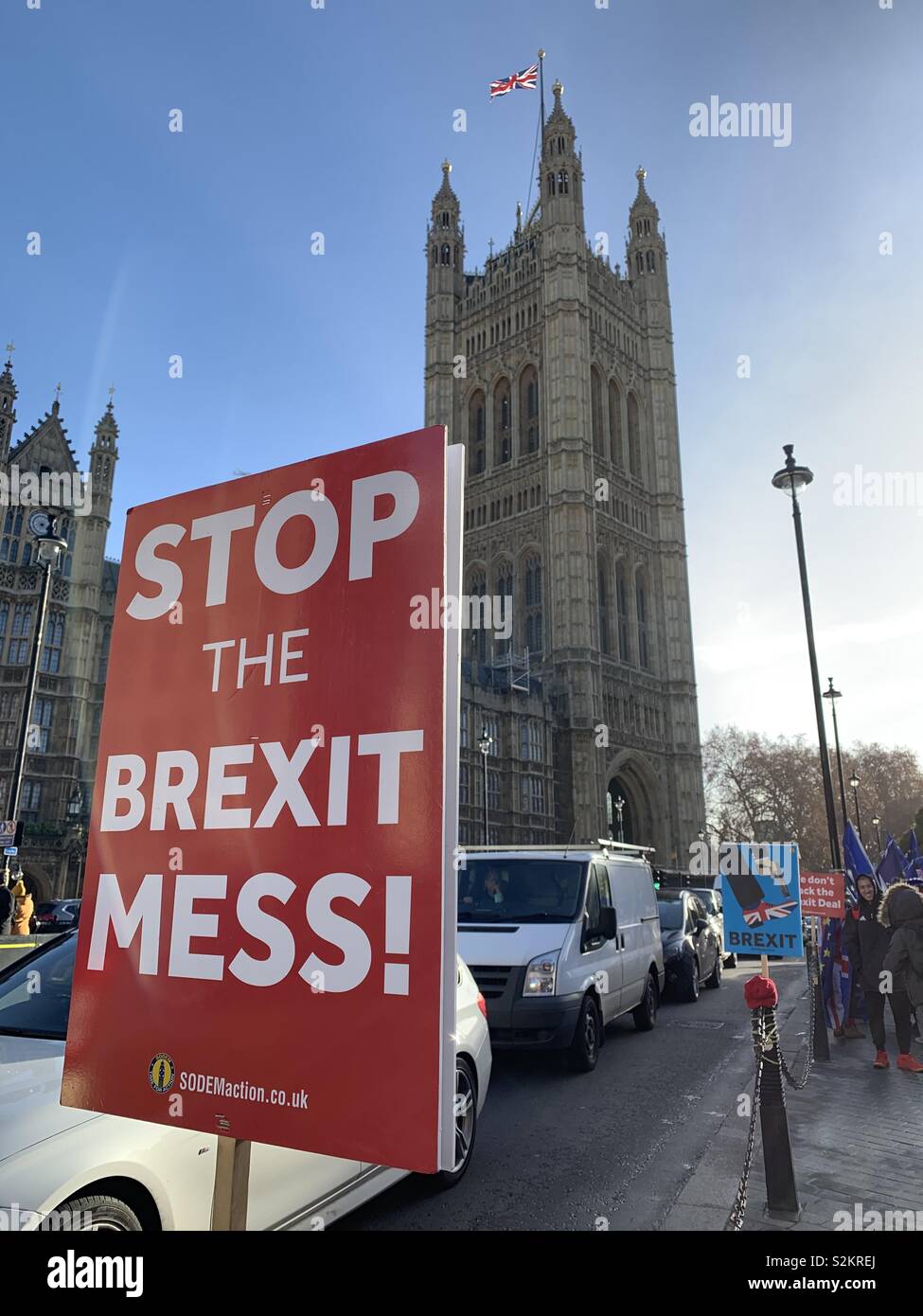 Pro rimangono Brexit segno al di fuori della sede del parlamento di Westminster, Londra, "Stop il Brexit Mess". Foto Stock