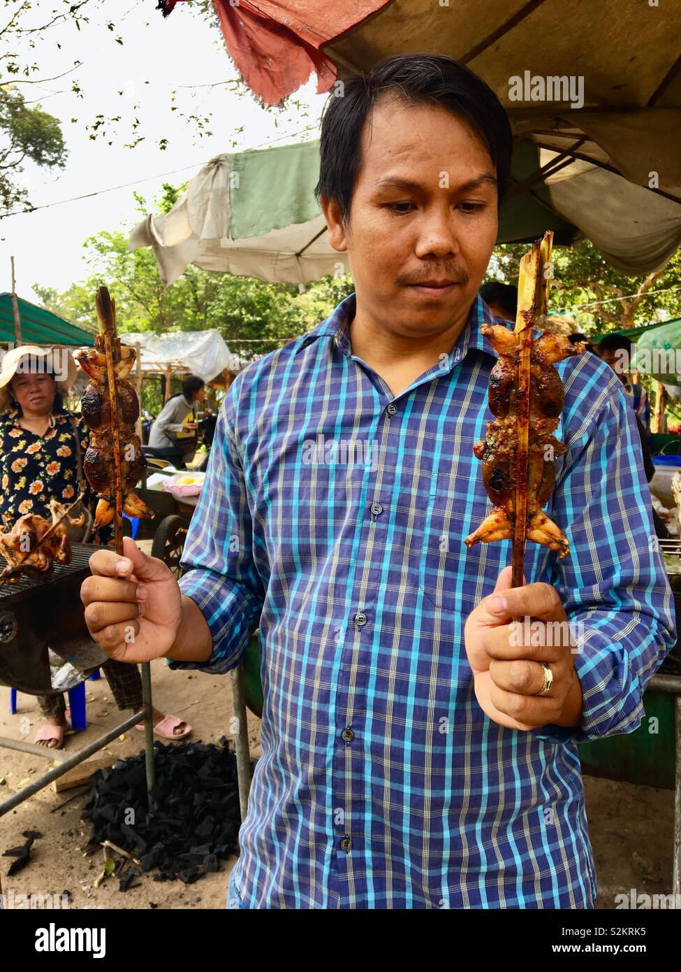 Cambogiano al locale cucina di strada in stallo con il barbecue rane Foto Stock