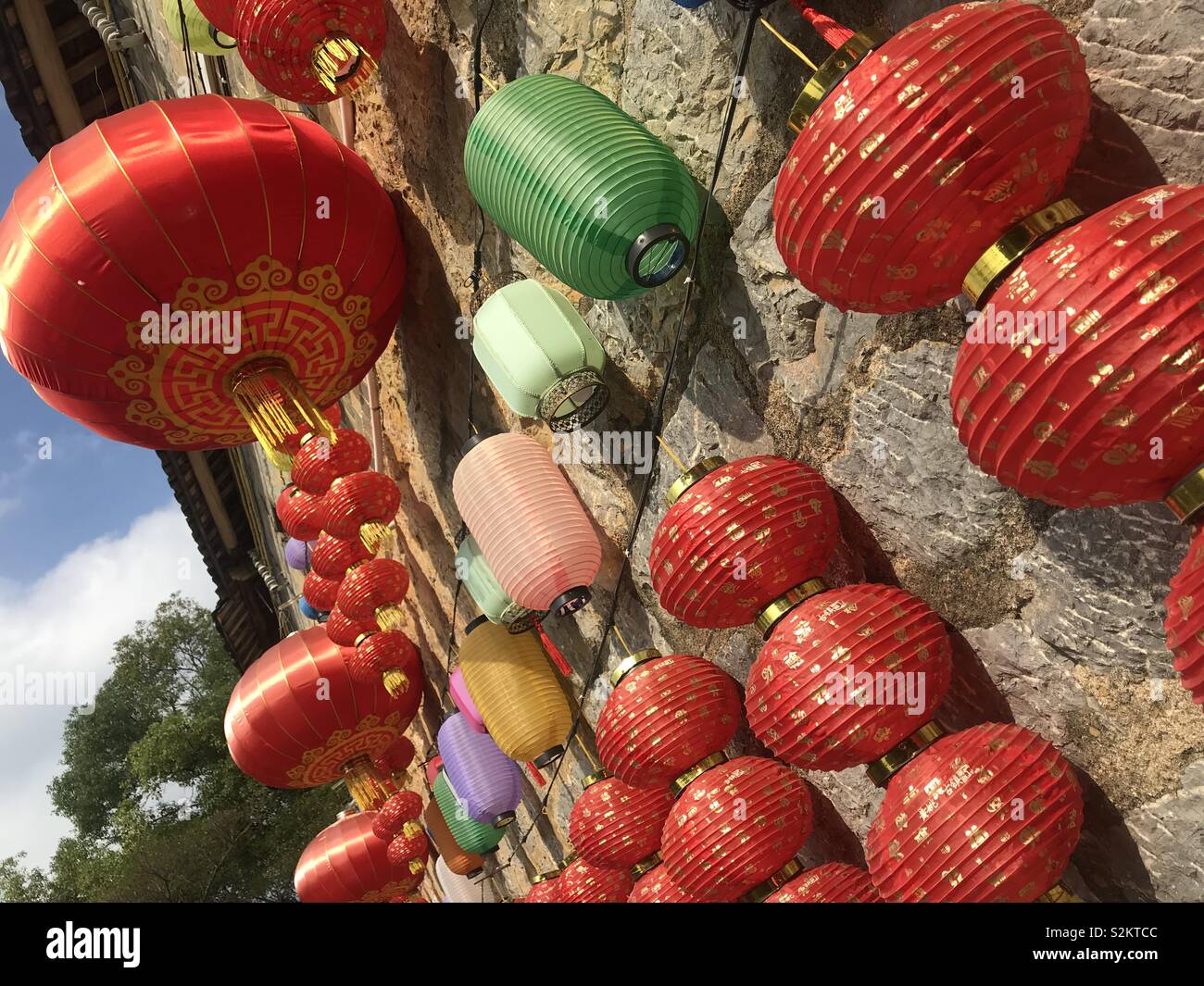 Cinese lanterne di carta alla luce del giorno Foto Stock