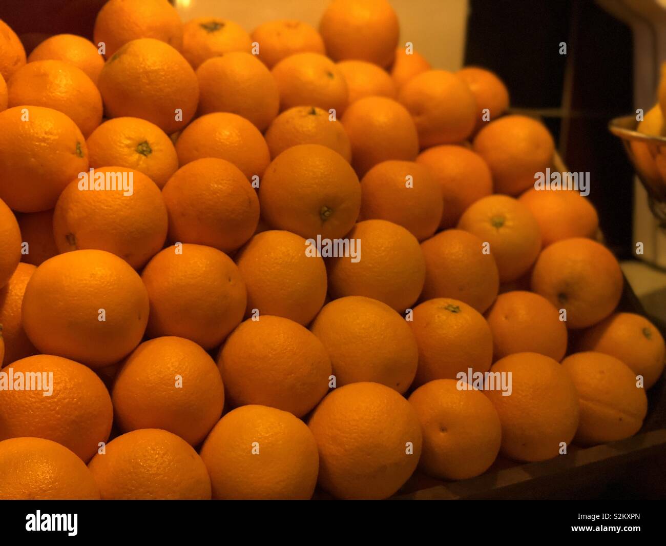 Una scatola di arance Foto Stock