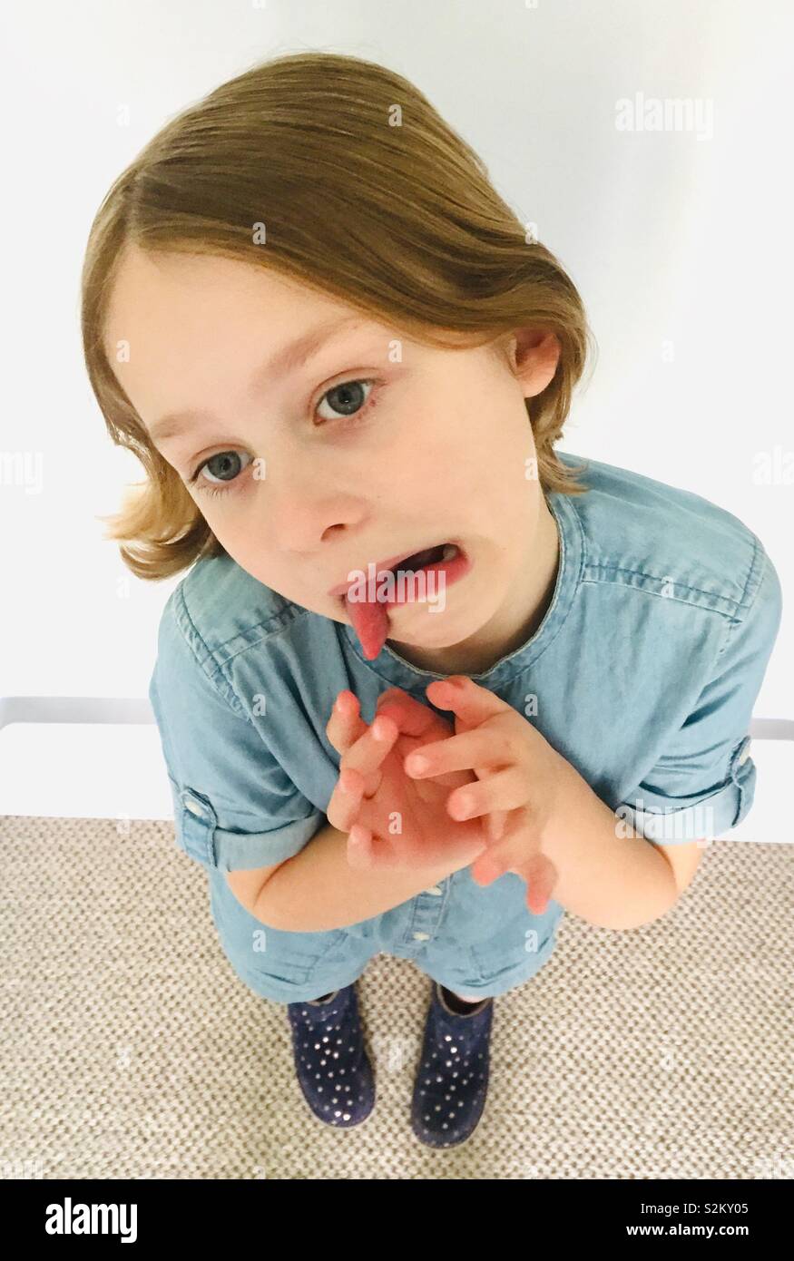 Bambino femmina tirando una faccia Foto Stock