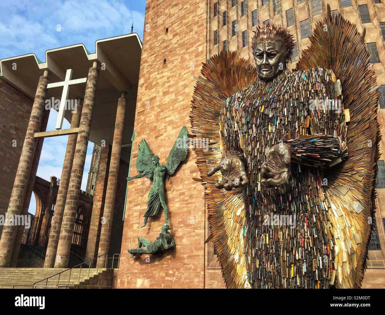 Coltello scultura Angelo al di fuori di Coventry Cathedral. Progettato da Alfie Bailey come un monumento contro atti di violenza e di aggressione. Essa sta in piedi in 27ft 8m di altezza è costituito da 100.000 lame consegnate alla polizia Foto Stock