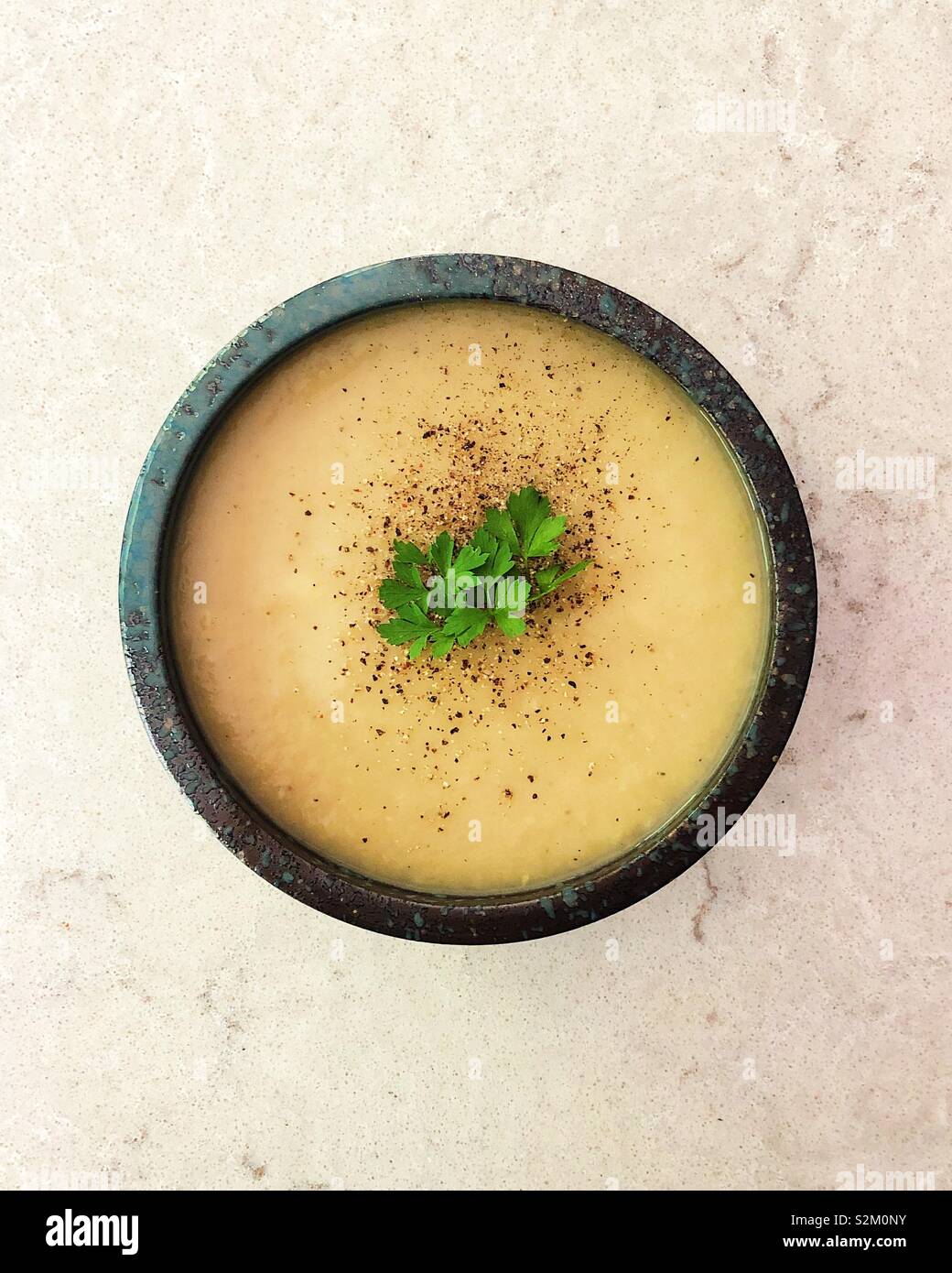 E patate Zuppa di porri - Immagine stock catturata con smartphone