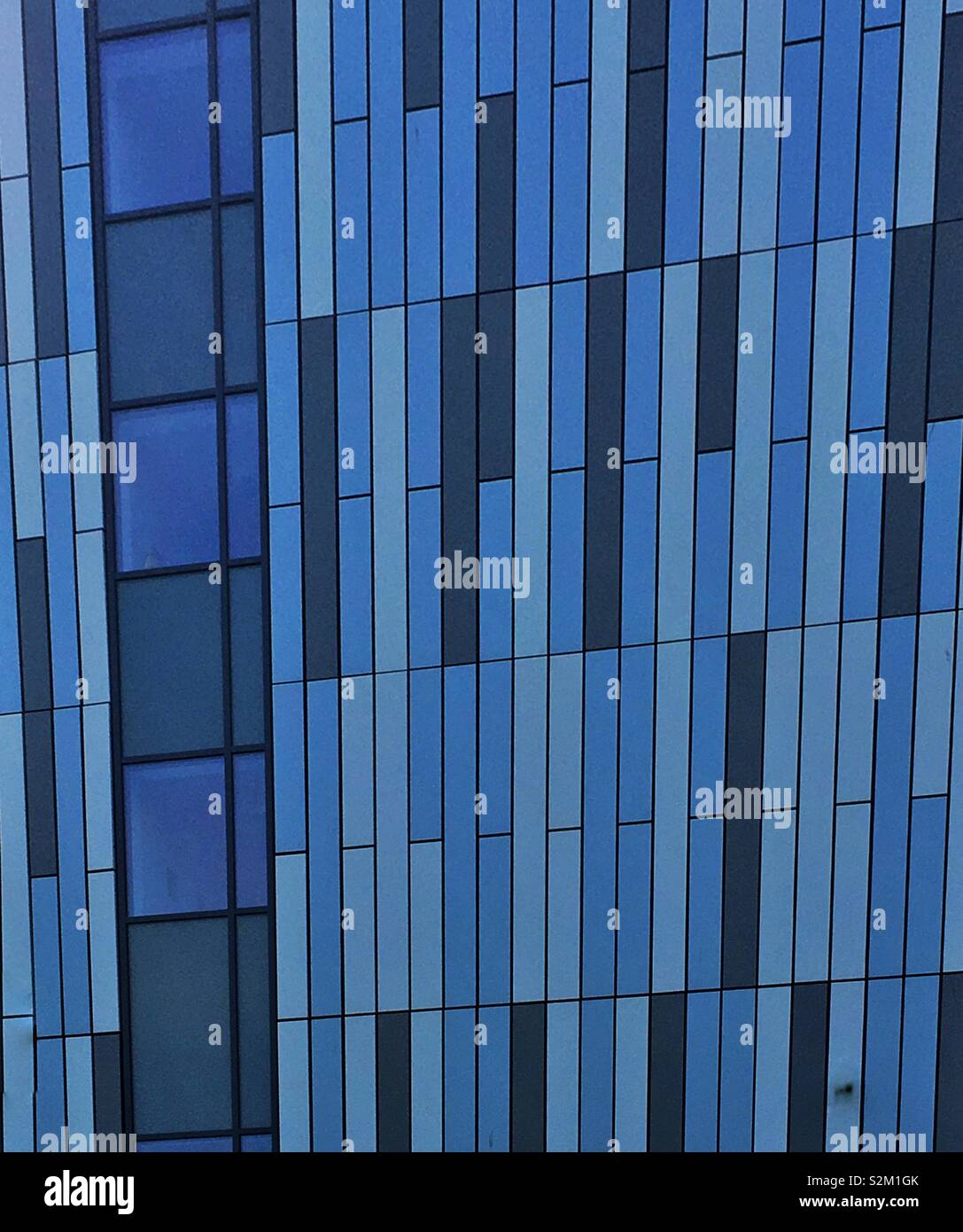 Abstract blu mosaico di vetro Foto Stock