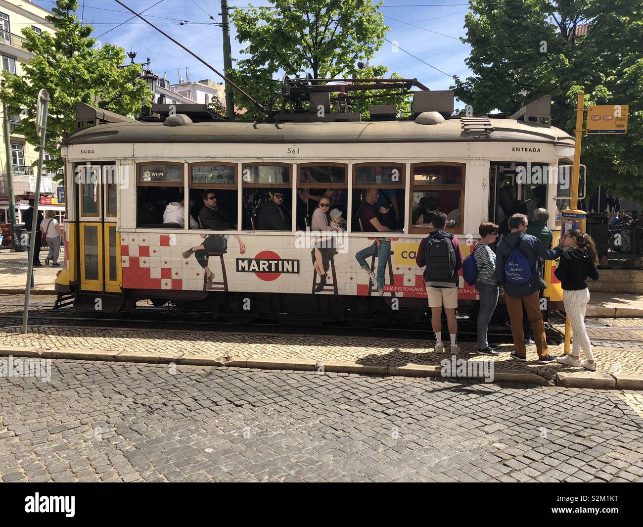 I passeggeri in coda per il tram a Lisbona - Immagine stock catturata con smartphone