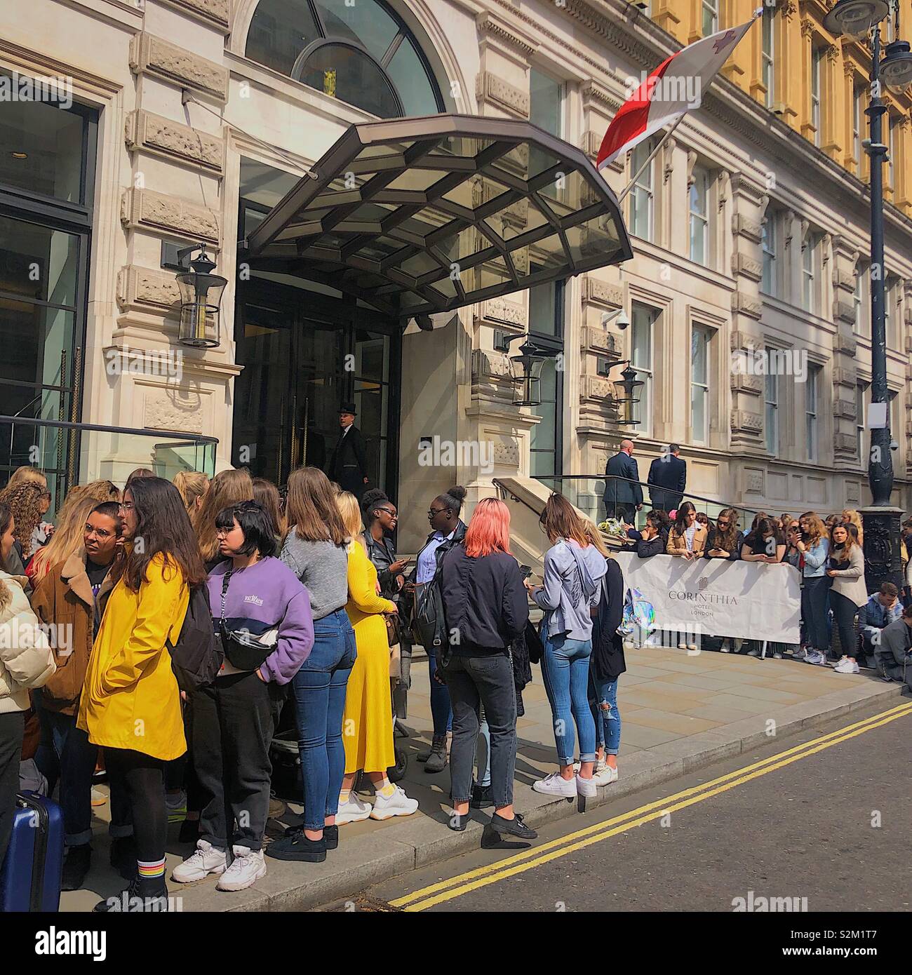 Una folla di persone al di fuori del Corinthia Hotel London, in attesa di vedere se il famoso cantante pop, Shawn Mendes verrà fuori Foto Stock