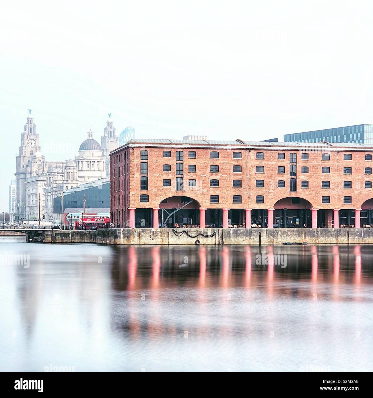 Albert Dock e il Liver Building Foto Stock