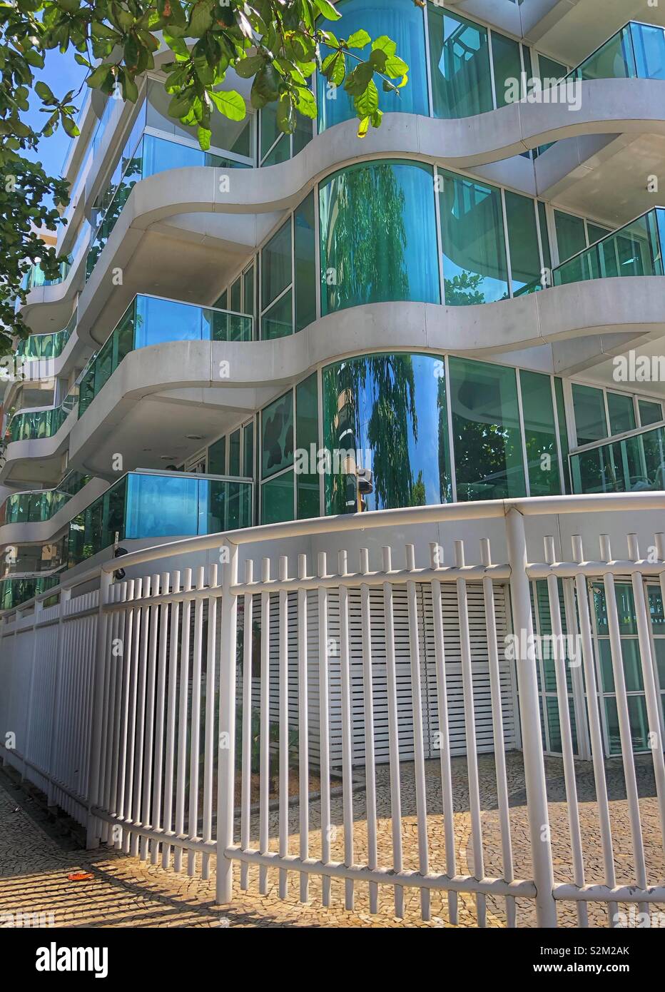 Un'onda a forma di edificio esterno in Ipanema, a Rio de Janeiro in Brasile. Foto Stock