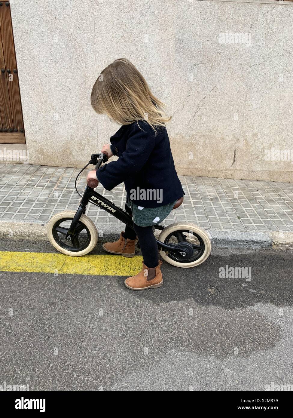 Bambino di un equilibrio bike Foto Stock