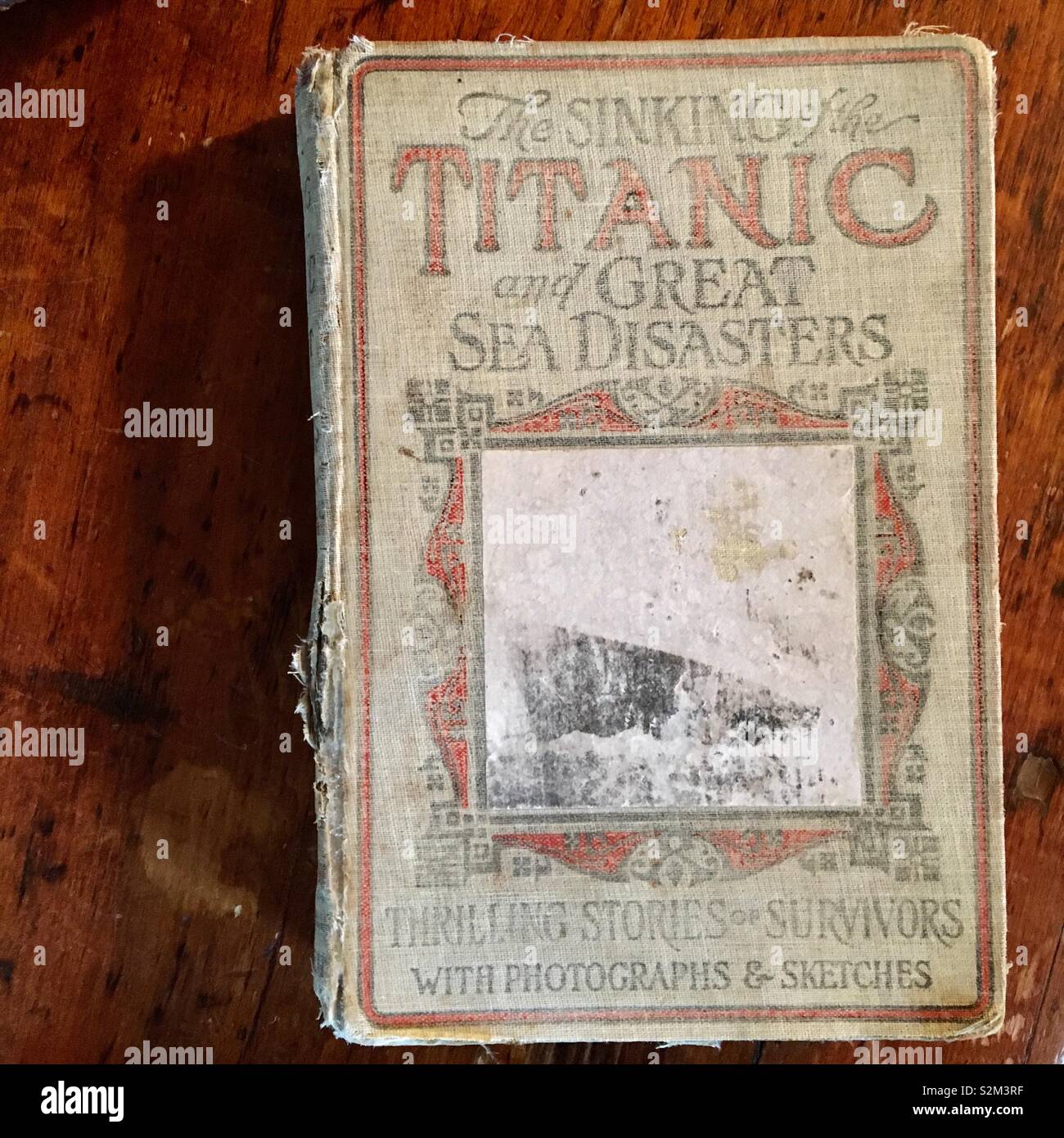 Vecchio libro circa il Titanic e disastri del mare - Immagine stock catturata con smartphone