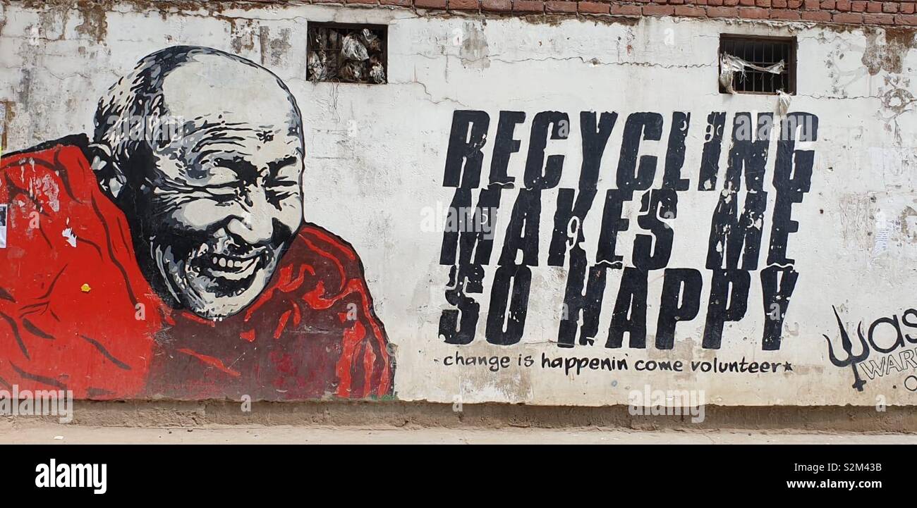 Il riciclaggio rende i monaci buddisti felice Foto Stock