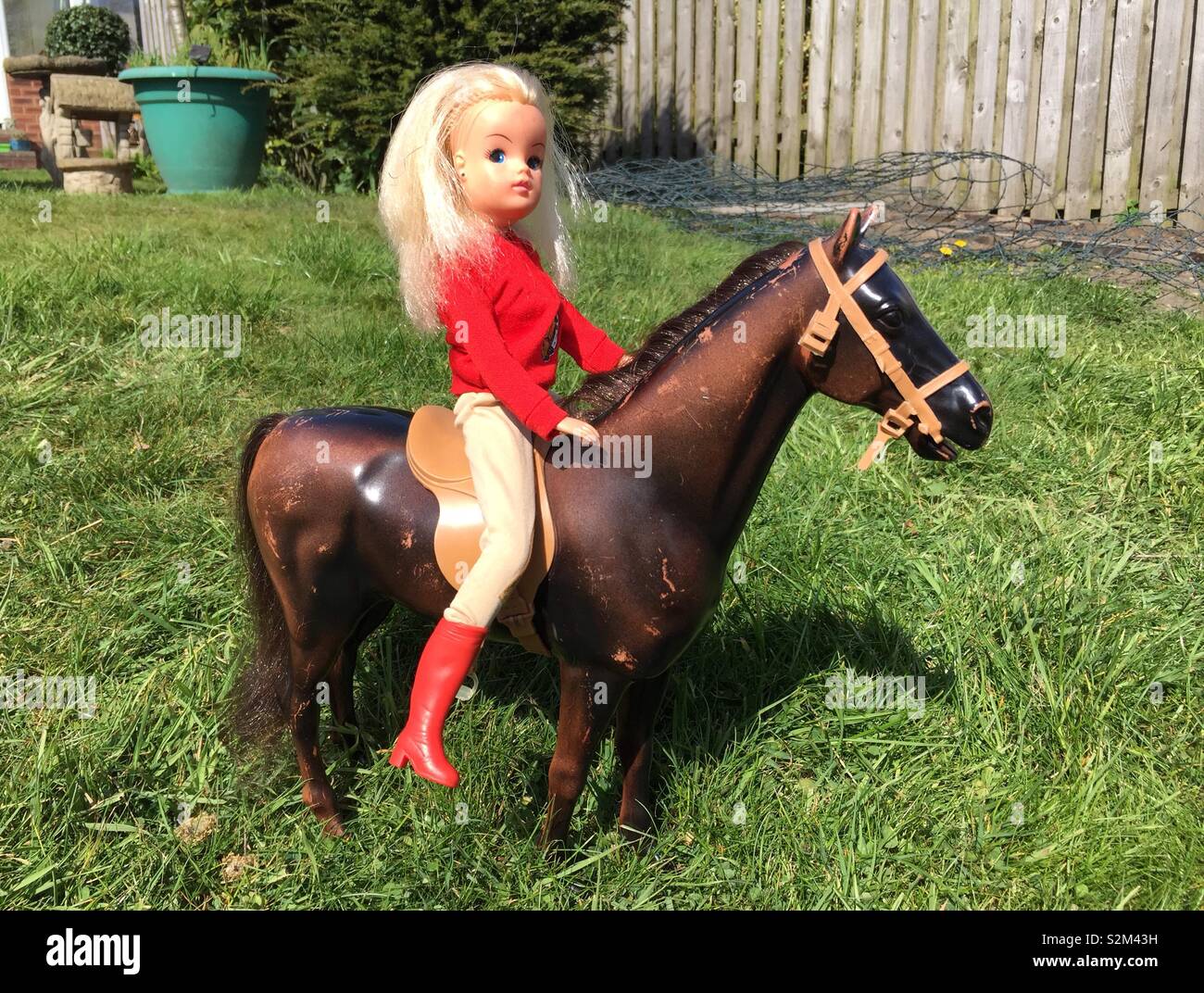Sindy corse di nuovo. Anni Settanta Sindy bambola e Cavallo. Foto Stock