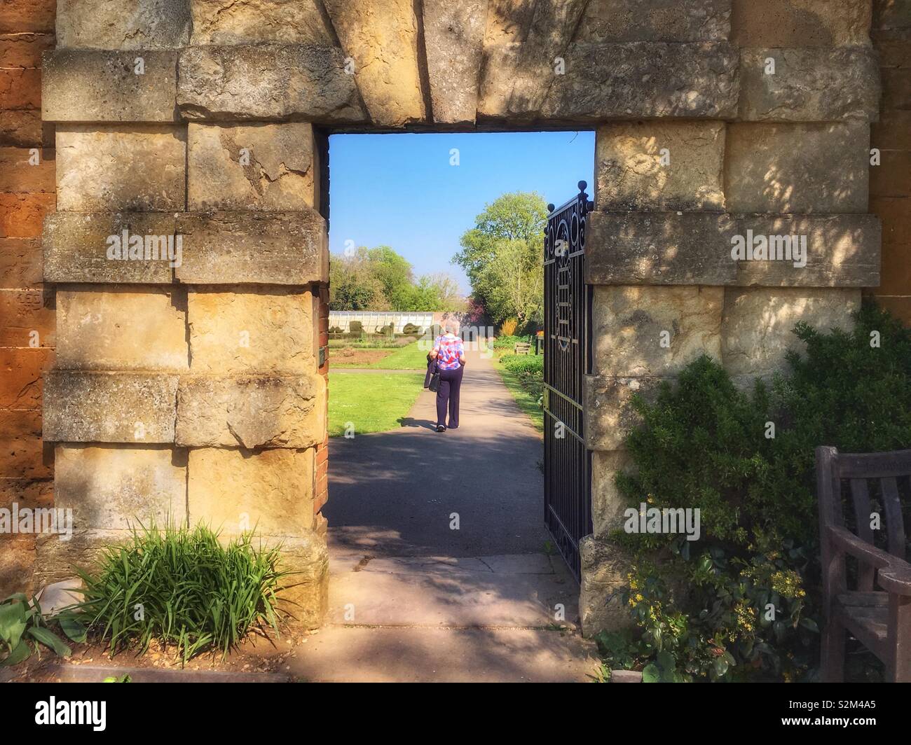 Ingresso al giardino murato, Delapre Abbey, Northampton Foto Stock