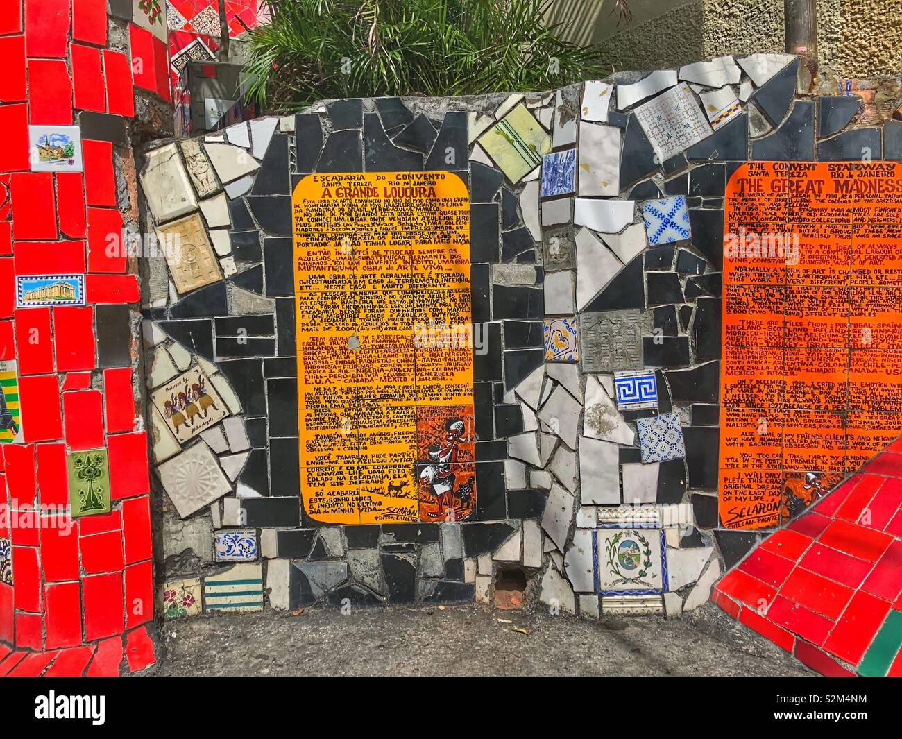 Escadaria Selarón, la spiegazione di questo mosaico capolavoro e attrazione a Rio de Janeiro in Brasile. Foto Stock