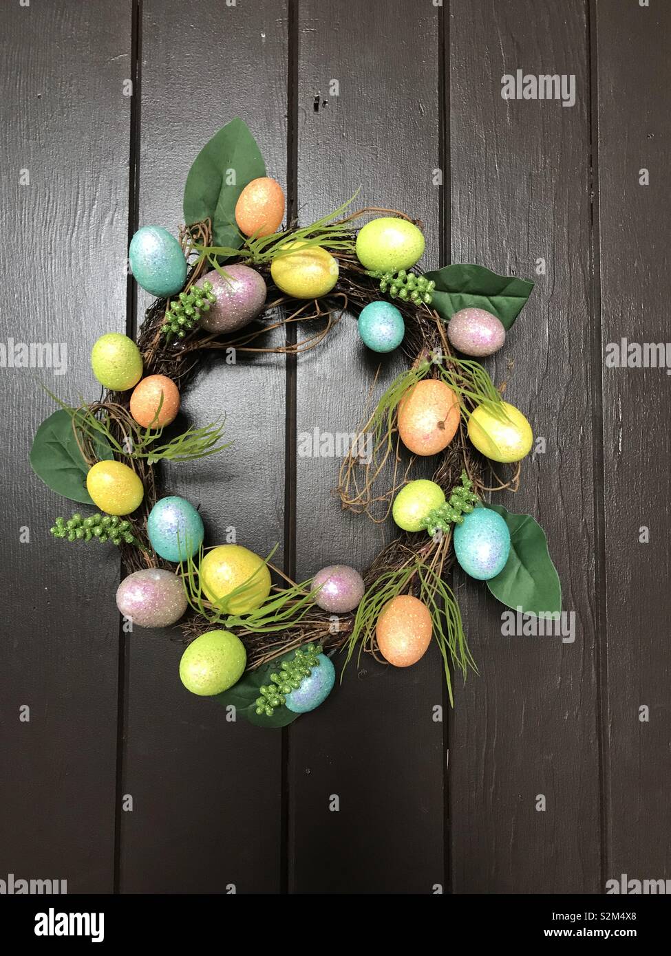 Questo uovo di pasqua corona è la perfetta decorazione per la stagione. Foto Stock