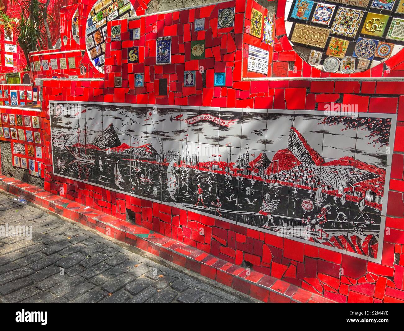 Uno dei molti mosaico pareti piastrellate di Escadaria Selarón, il Selarón passi a Rio de Janeiro in Brasile. Foto Stock