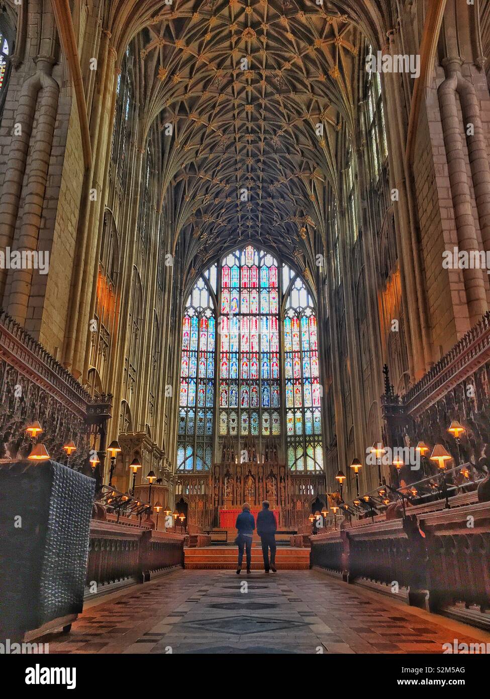 Enorme soffitto a volta della cattedrale di Gloucester che mostra uno dei più grandi finestre di vetro macchiate in Europa Foto Stock