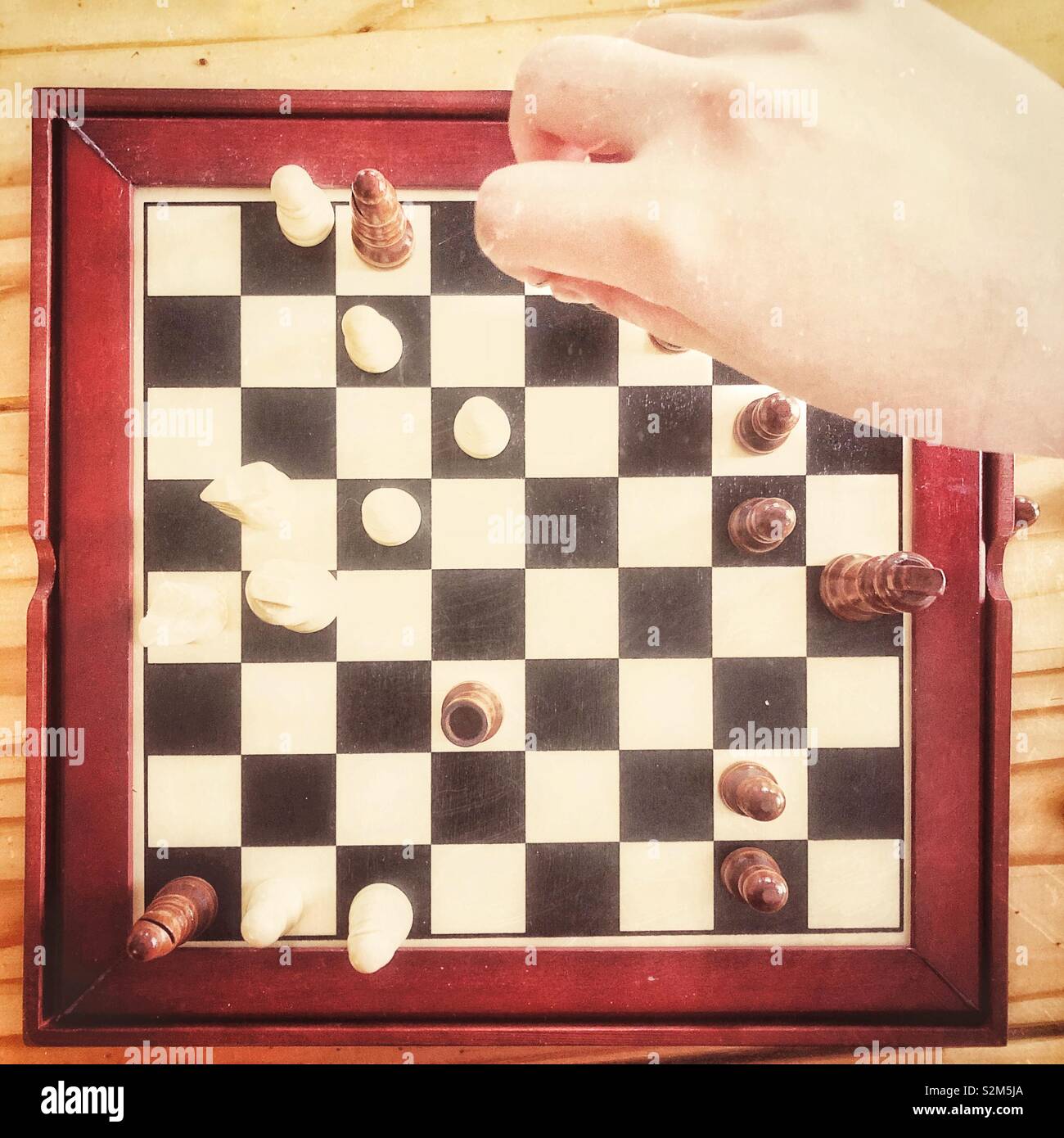 Appartamento vista laici del gioco di scacchi con persone in movimento a mano un pezzo Foto Stock