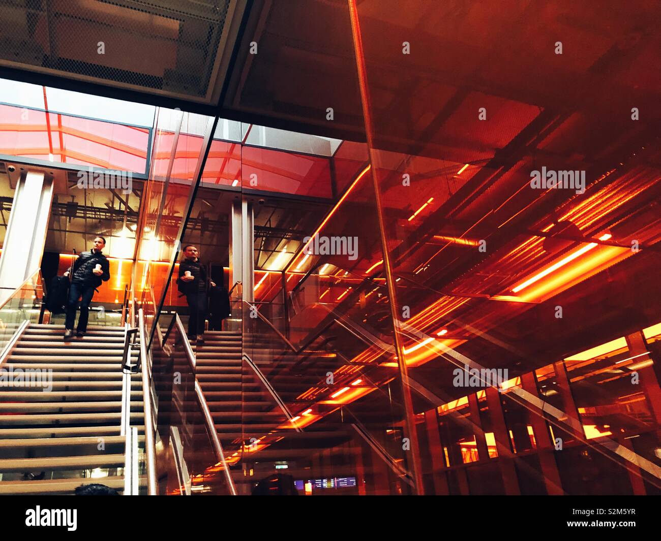 Il passeggero scende le scale con la valigia a Keflavik International aeroporto nazionale, Islanda Foto Stock