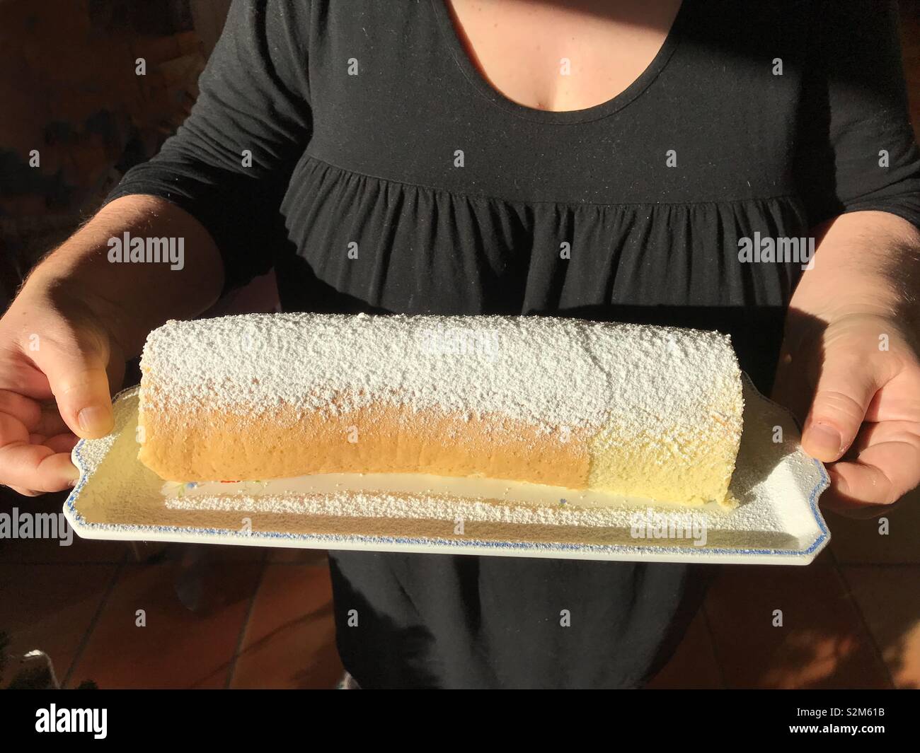La donna la presentazione di torte fatte in casa per le vacanze - Immagine stock catturata con smartphone