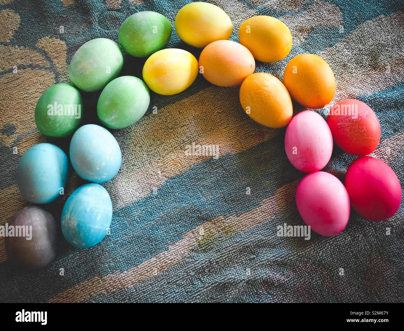 Colorate le uova di Pasqua disposti in un arcobaleno- simbolo della promessa e della rinascita - Immagine stock catturata con smartphone