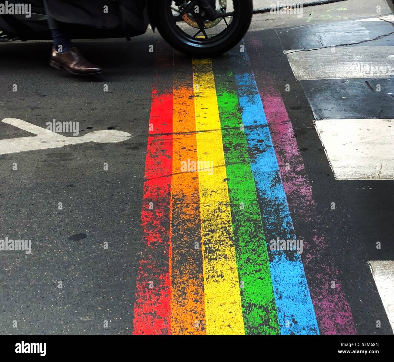Rainbow dipinta a crosswalk a Parigi Foto Stock