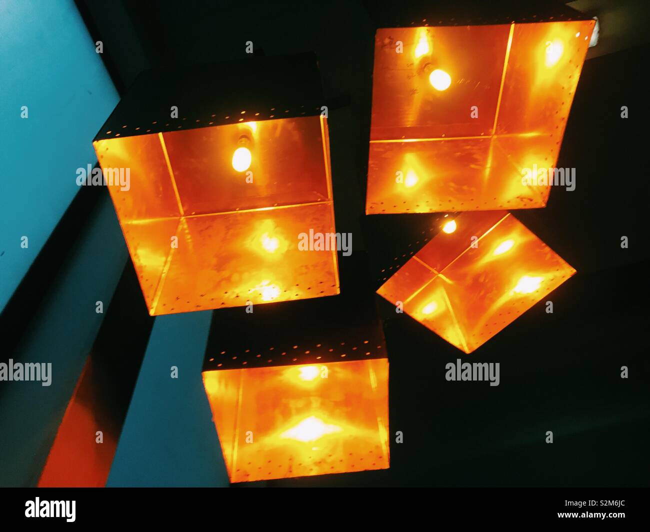 Cubo arancione delle luci sul soffitto. Illuminazione interna. Cubismo Foto Stock