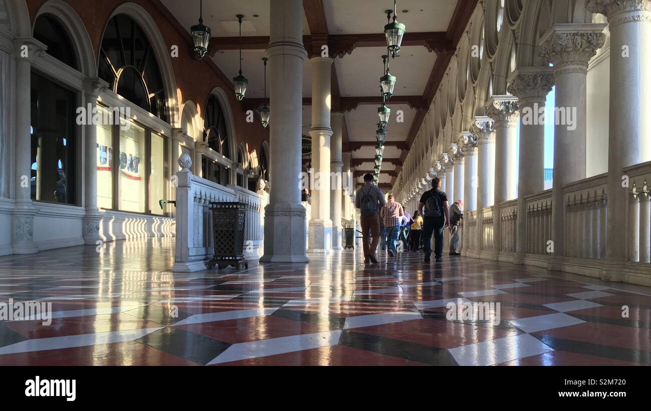 LAS VEGAS NV DI APRILE 2019: balcone al Venetian hotel e casinò con persone che camminano attraverso il tardo pomeriggio la luce del sole - Immagine stock catturata con smartphone