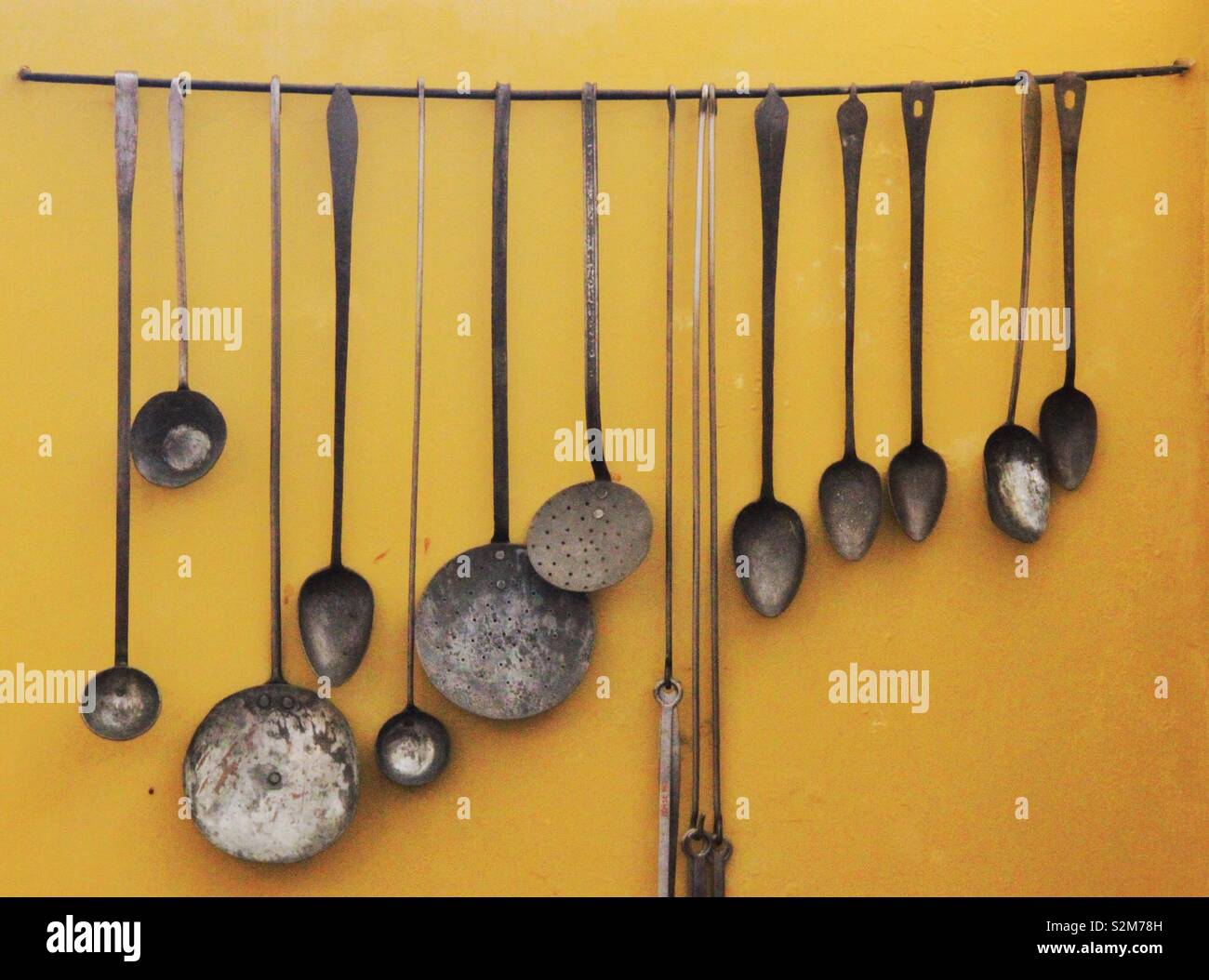 Cucina medievale utensili isolati contro uno sfondo giallo Foto Stock